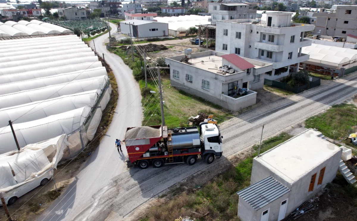 Akdeniz’in sokaklarında asfaltlama çalışmaları aralıksız sürüyor