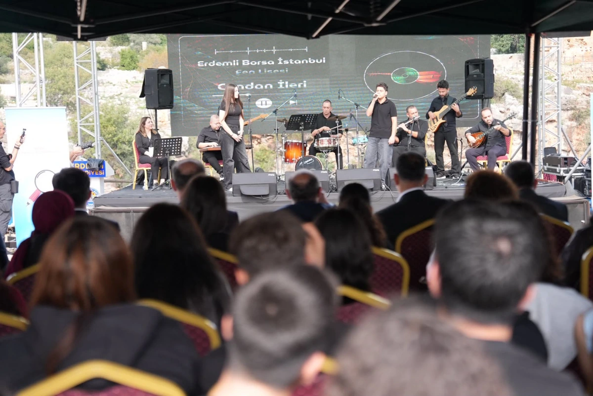 Gençler türkülerle geleceğe köprü kurdu