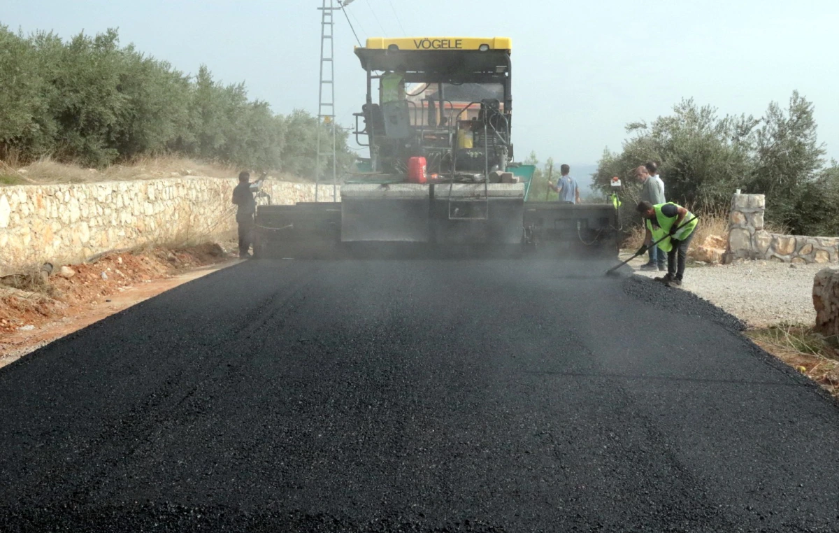 Akdeniz’in sokaklarında asfaltlama çalışmaları aralıksız sürüyor